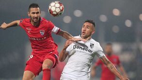 A crónica do Gil Vicente-V. Guimarães, 2-2: voltar à Terra para colher o mal menor