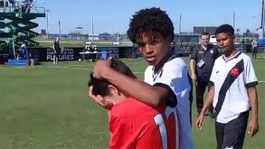 Miúdos dão o exemplo: jovem do Vasco da Gama consola benfiquista após derrota