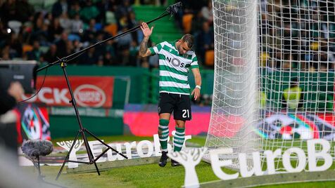 Jesé não gostou de ser substituído e quem pagou foi o... microfone