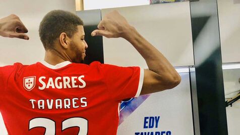 Craque do Real Madrid vestido à Benfica: «Estou muito feliz por fazer parte da família»