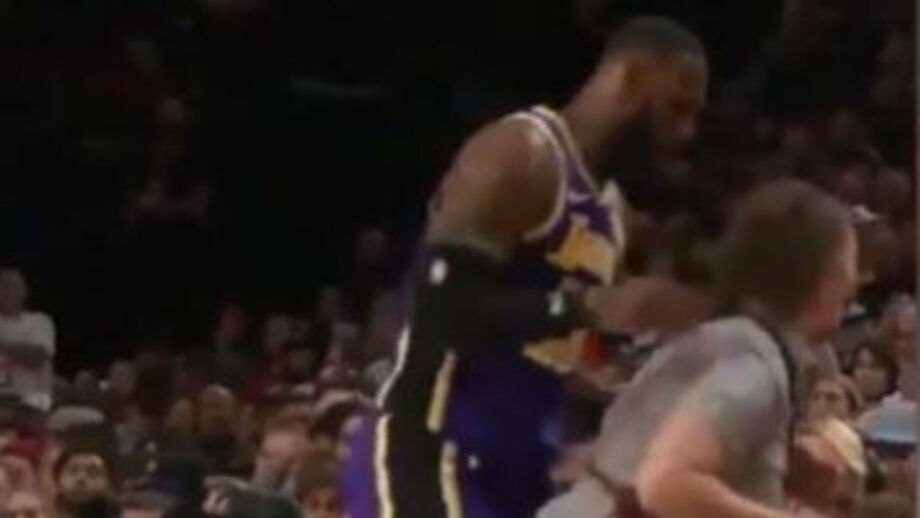 Foi derrubada por Lebron James e a sua reação acabou por se tornar viral: o momento que faz sucesso