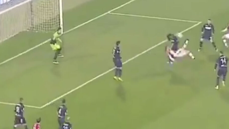 Tomané levanta o estádio com este golo de bicicleta