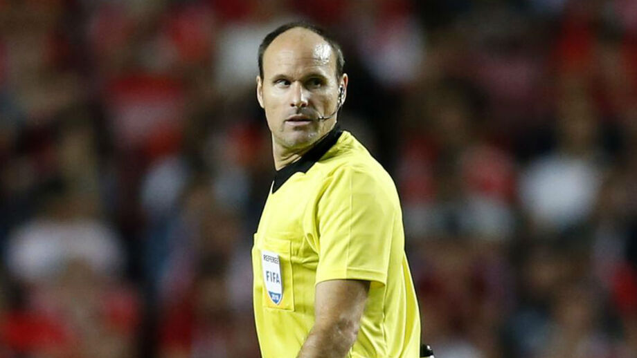 Espanhol Antonio Mateu Lahoz na despedida do Benfica na Liga dos Campeões