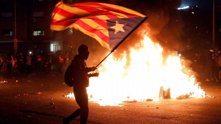 Mossos d'Esquadra carrega sobre manifestantes para separar adeptos e independentistas
