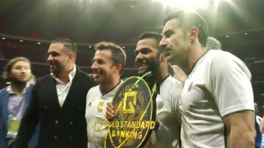 Figo e Dani Alves dão brilho ao jogo entre lendas do futebol mundial e espanhol