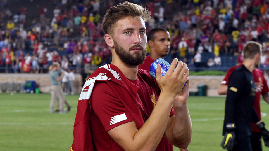 Liverpool 'resgata' central Nathaniel Phillips do empréstimo ao Estugarda
