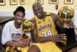 2000 – Kobe Bryant após a conquista do primeiro título da NBA, com o colega dos Lakers Shaquille O'Neal