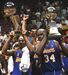 2002 - Kobe e Shaquille O'Neal após conquistarem o título da NBA frente ao Nets