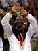 2008 - Kobe Bryant celebra e exibe a medalha de ouro pelos Estados Unidos nos Jogos Olímpicos de Pequim