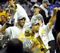 2009 - Kobe Bryant com Derek Fisher nos festejos do título da NBA após triunfo sobre os Orlando Magic