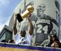 2010 - Kobe Bryant exibe troféu Larry O'Brien junto ao Staples Center nas celebrações de mais um título dos Lakers