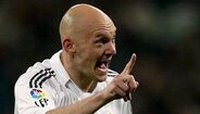 13. Thomas Gravesen - Com o carimbo de um dos mais promissores médios defensivos dinamarqueses da sua altura, Thomas Gravesen chegou ao Real Madrid em 2004/05 a troco de 3,40 milhões de euros... mas saiu na temporada seguinte para o Celtic. Pelos merengues chegou a realizar 49 jogos.