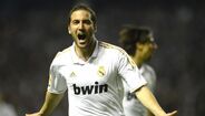 7. Gonzalo Higuaín - Um dos maiores casos de sucesso entre negócios realizados no mercado de inverno. Transferido por 12 milhões de euros, em 2006/07, proveniente do River Plate, Gonzalo Higuaín deixou a sua marca no Real Madrid ao apontar 122 golos em 264 partidas com a camisola 'blanca'.