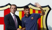 1 - Neymar protagonizou em 2013 a maior transferência do futebol brasileiro, trocando o Santos pelo Barcelona, num negócio de 88,4 milhões de euros