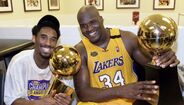 2000 – Kobe Bryant após a conquista do primeiro título da NBA, com o colega dos Lakers Shaquille O'Neal