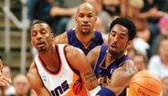 2000 – Kobe tenta desarmar Anfernee Hardaway (Phoenix Suns) em jogo dos play-offs