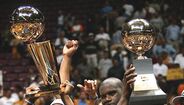2002 - Kobe e Shaquille O'Neal após conquistarem o título da NBA frente ao Nets