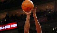 2006 - Kobe Bryant lança ao cesto perante Dwyane Wade no All-Star game