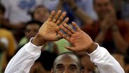2008 - Kobe Bryant celebra e exibe a medalha de ouro pelos Estados Unidos nos Jogos Olímpicos de Pequim