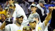 2009 - Kobe Bryant com Derek Fisher nos festejos do título da NBA após triunfo sobre os Orlando Magic