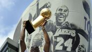 2010 - Kobe Bryant exibe troféu Larry O'Brien junto ao Staples Center nas celebrações de mais um título dos Lakers