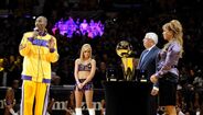 2010 - O momento em que os Lakers receberam o anel de campeões de 2009