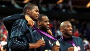 2012 -Kobe Bryant com Kevin Durant e Lebron James festejam exibem o ouro olímpico conquistado em Londres