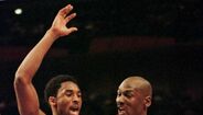 1999 - Kobe Bryant frente a Michael Jordan no All-Star game
