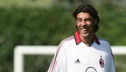 8º - Rui Costa chegou ao Milan em 2001, proveniente da Fiorentina, por 41,3 milhões de euros