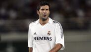 5º - Figo é o protagonista da transferência mais antiga (e mais polémica) desta lista. Foi comprado pelo Real Madrid em 2001 ao rival Barcelona por 60 milhões de euros