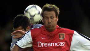 «Quis suicidar-me. Simplesmente não via uma saída»: ex-jogador do Arsenal revela drama