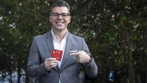 Da iniciativa a 'rivalizar' com o FIFA à coleção para todos: Calado e Fernando Mendes já têm cartas do Benfica e Sporting