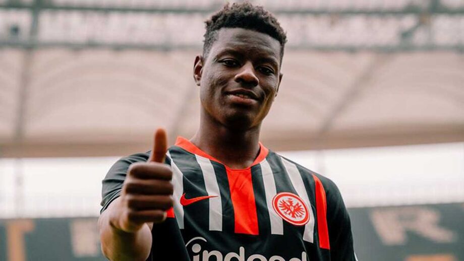 Eintracht Frankfurt contrata Ragnar Ache ao Sparta Roterdão