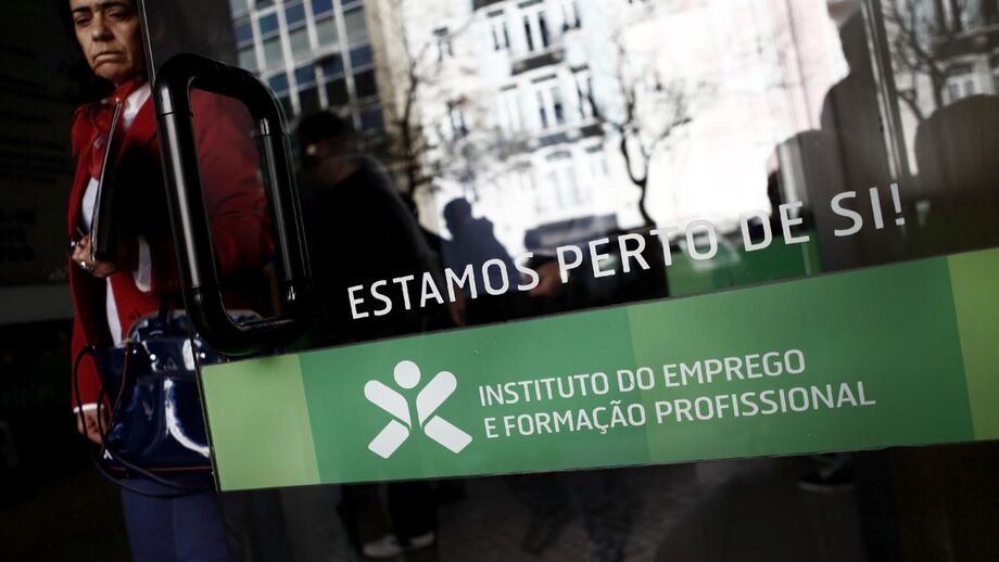Taxa de desemprego estabiliza nos 6,5% em outubro e terá subido para 6,7% em novembro