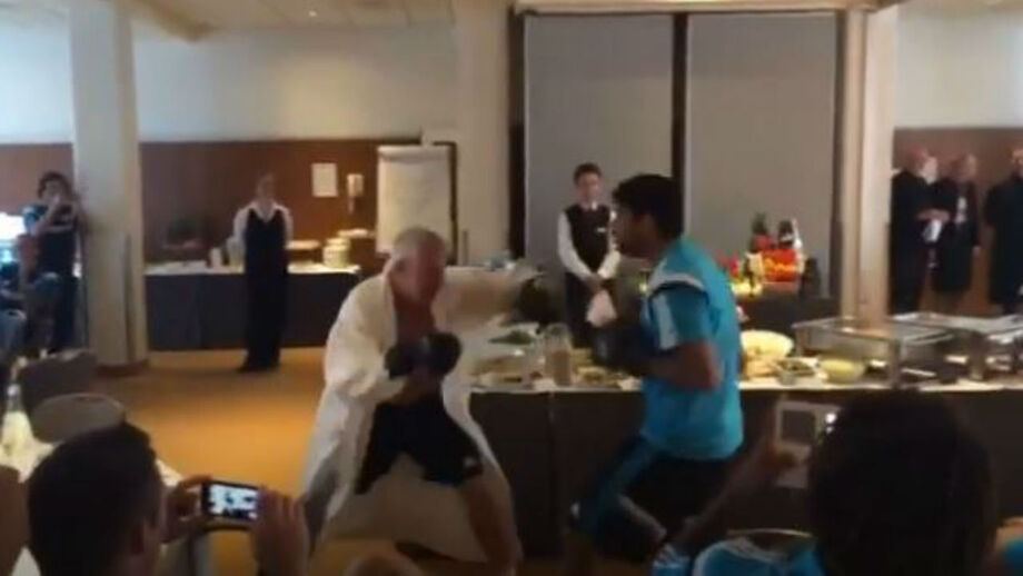 John Terry foi ao baú: Diego Costa numa hilariante luta com o famoso massagista do Chelsea