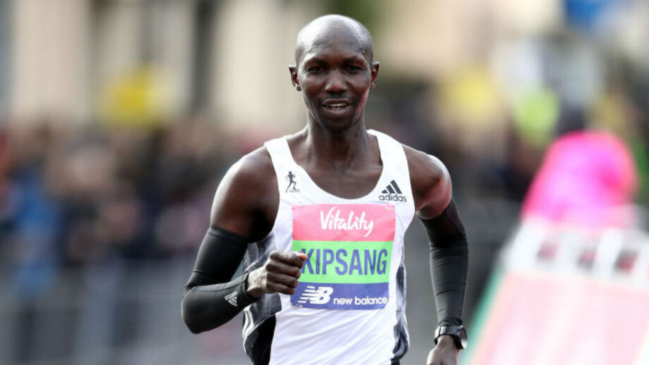 Antigo recordista mundial da maratona suspenso provisoriamente