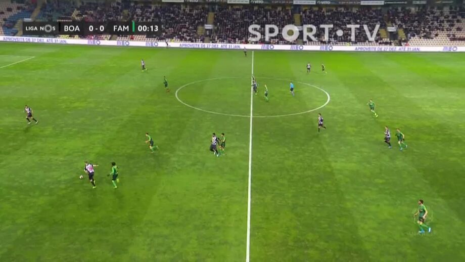 A expulsão supersónica do guarda-redes do Famalicão: jogadores ainda davam os primeiros toques