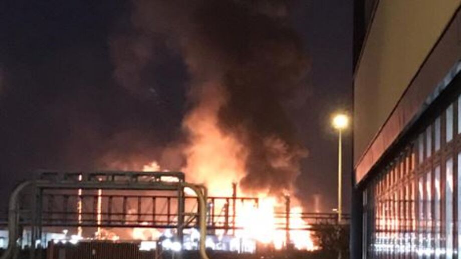 Forte explosão em complexo químico provoca grande incêndio em Tarragona