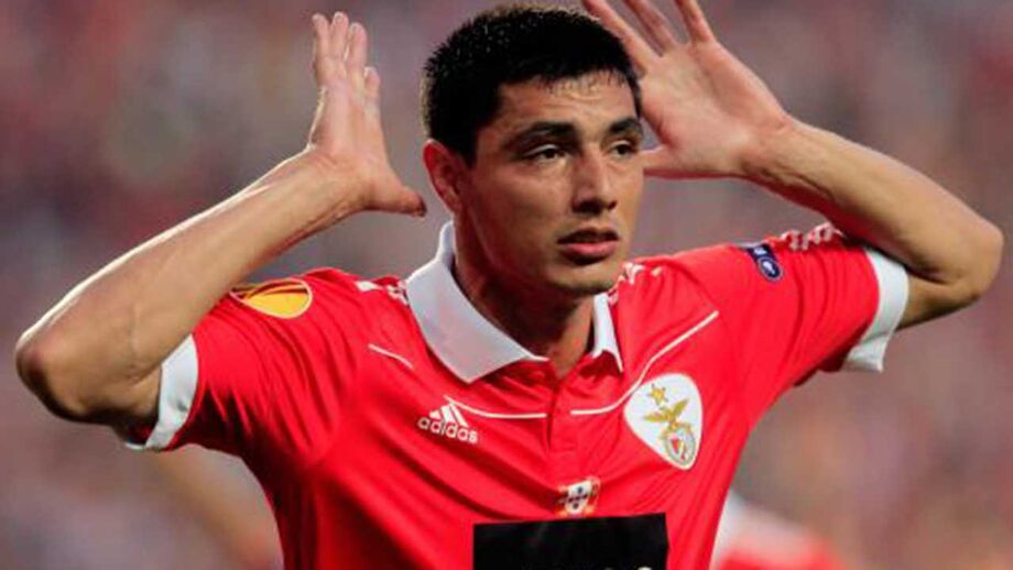 UEFA recorda livre de Oscar Cardozo