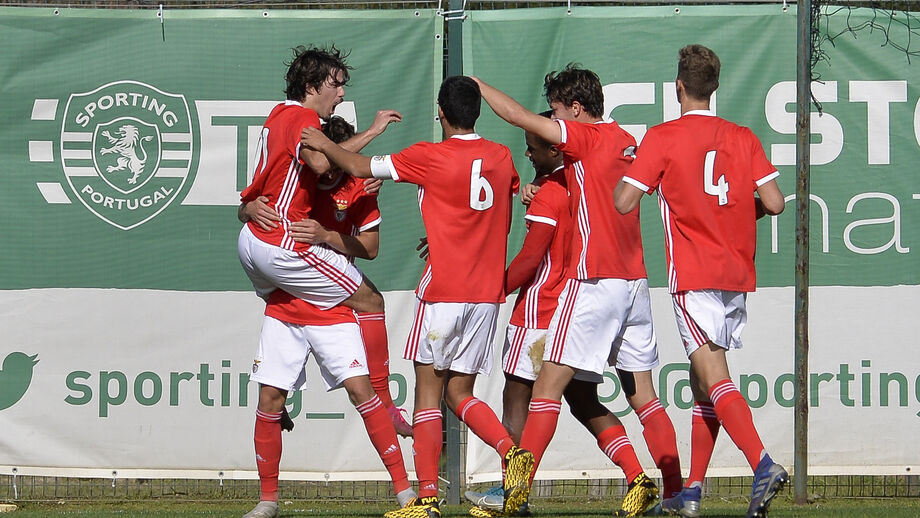 Benfica vence Sporting na Liga Revelação em jogo com quatro golos anulados e leões reduzidos a 10