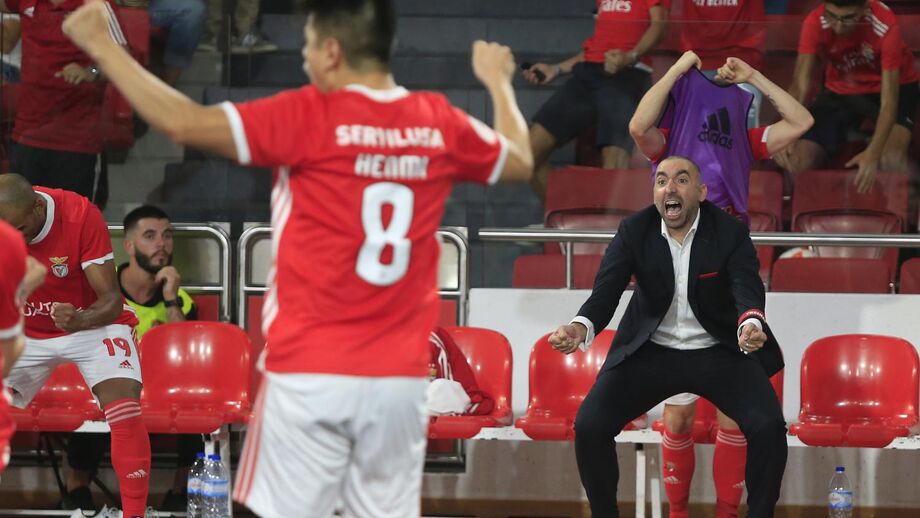 Benfica aplica 'chapa 7' e recupera liderança