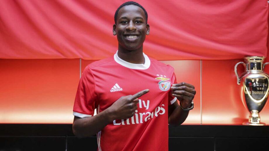 Mercado: Benfica oficializa extremo, Sporar viaja para Lisboa e Wolves pode juntar avançados portugueses