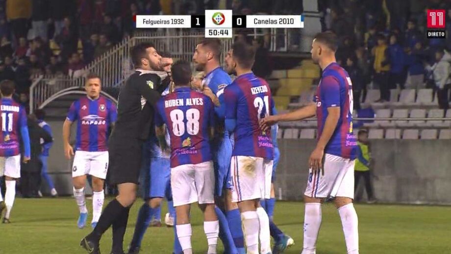 Jogador do Canelas dá soco num adversário e agarra no próprio guarda-redes pelo 'colarinho'