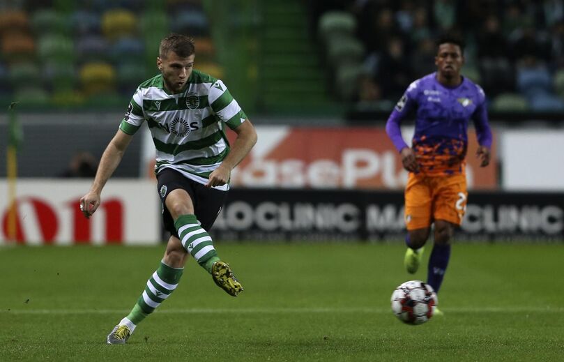 Lateral direito: Ristovski.