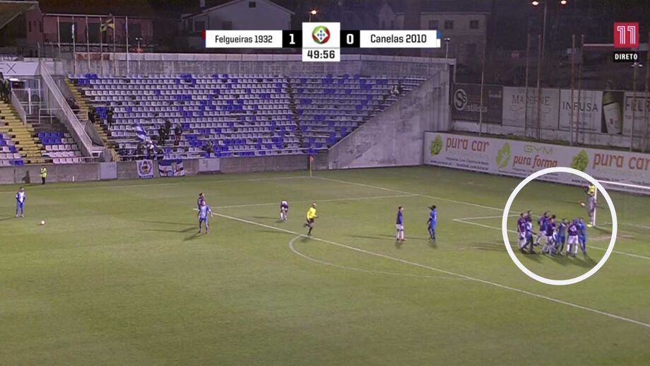 Vítor Fonseca empurrou um adversário e, segundos depois, quando vários jogadores estavam embrulhados, acabou por dar um soco num futebolista contrário, num momento registado dentro do círculo