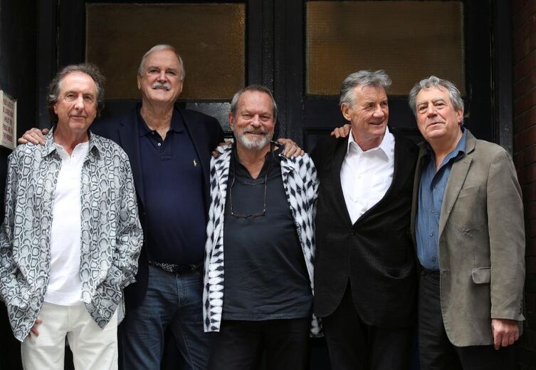 Os Monty Python numa foto de 2014: Eric Idle, John Cleese, Terry Gilliam, Michael Palin e Terry Jones. Graham Chapman faleceu em 1989