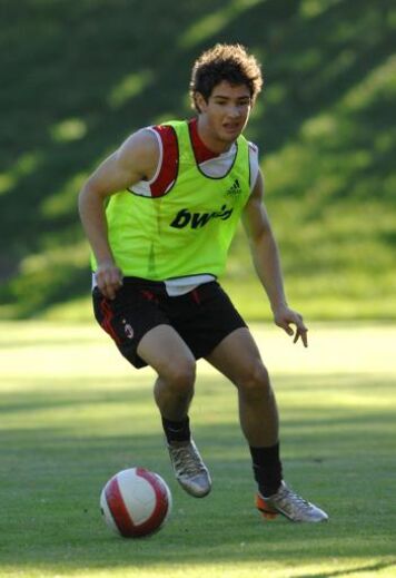 15 - Pato transferiu-se do Internacional para o AC Milan em 2007, por 22 milhões de euros