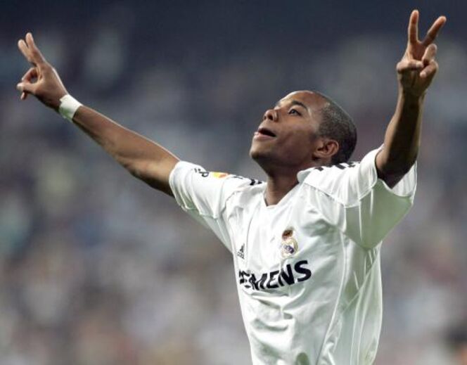14 - Em 2005, Robinho mudou do Santos para o Real Madrid, por 24,5 milhões de euros