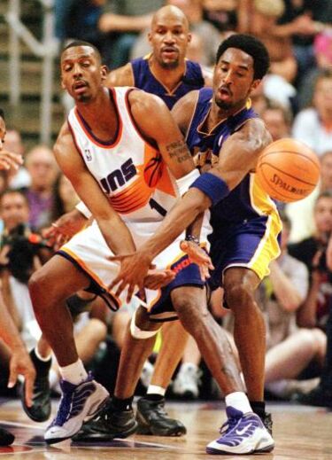2000 – Kobe tenta desarmar Anfernee Hardaway (Phoenix Suns) em jogo dos play-offs