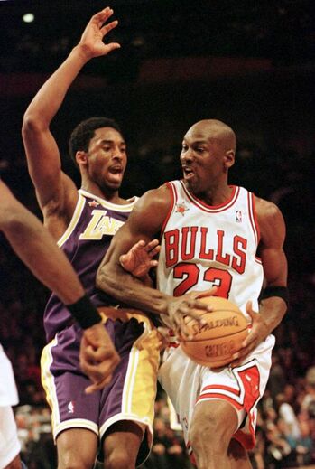 1999 - Kobe Bryant frente a Michael Jordan no All-Star game